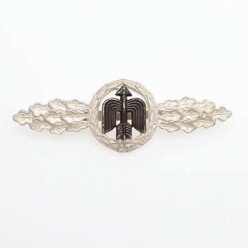 205 - A GERMAN LUFTWAFFE DAY FIGHTER CLASP IN SILVER. A day fighter clasp with winged arrow to the centre ... 