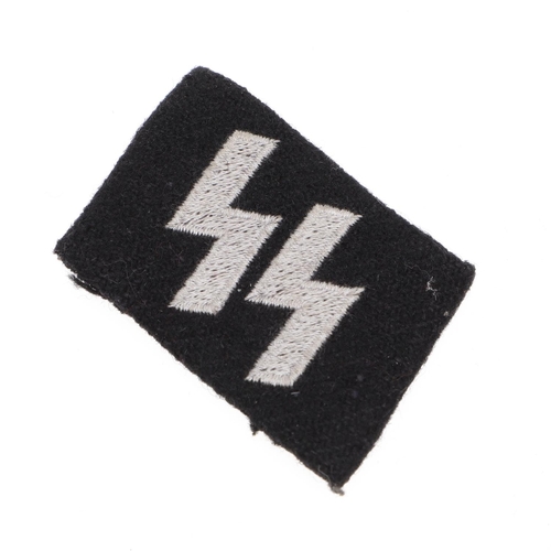 215 - A WAFFEN SS MAN'S RUNES COLLAR PATCH. A collar patch with twin runes in pale grey cotton on a black ... 