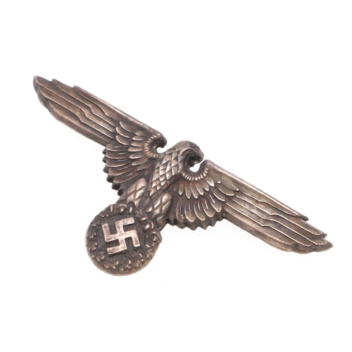 216 - A WAFFEN-SS OFFICER'S PEAKED CAP EAGLE. An early war type Waffen-SS Officer's Peaked Cap Eagle, silv... 