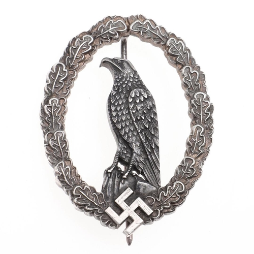 220 - A LUFTWAFFE FORMER FLYER'S COMMEMORATIVE BADGE. With a standing eagle looking to his right, standing... 