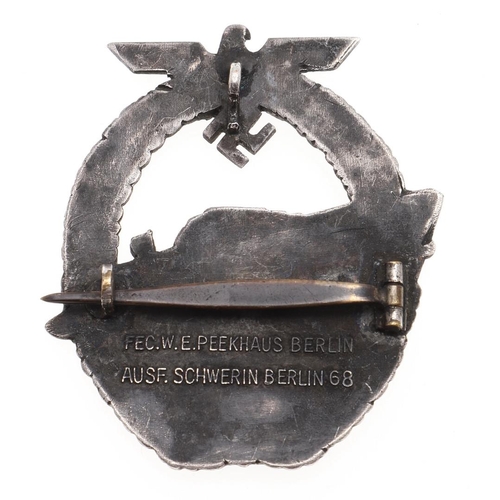 223 - A KRIEGSMARINE 2ND TYPE E-BOAT BADGE AND A LUSITANIA MEDAL. A 2nd type E boat badge with torpedo boa... 