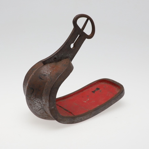 254 - AN IDO PERIOD JAPANESE INLAID IRON PARADE STIRRUP. A samurai iron parade stirrup with red interior, ... 