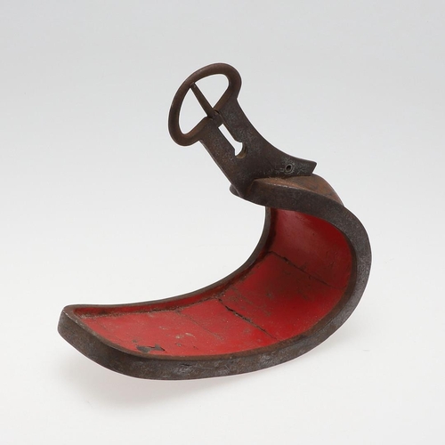 254 - AN IDO PERIOD JAPANESE INLAID IRON PARADE STIRRUP. A samurai iron parade stirrup with red interior, ... 