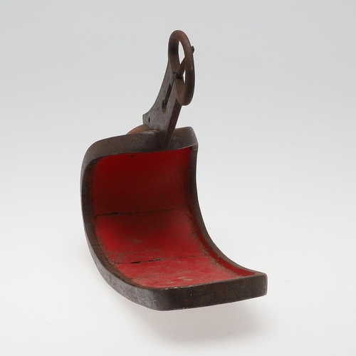 254 - AN IDO PERIOD JAPANESE INLAID IRON PARADE STIRRUP. A samurai iron parade stirrup with red interior, ... 