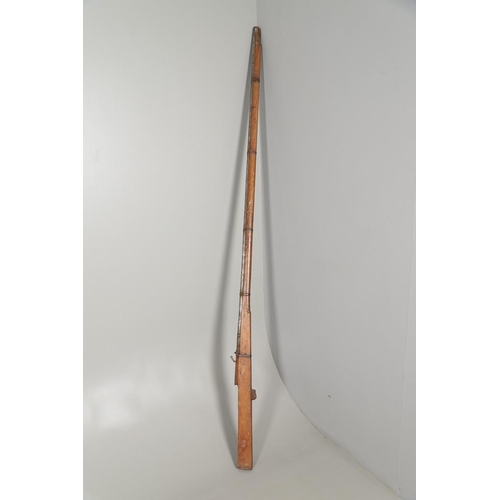 30 - A 19TH CENTURY INDIAN MATCHLOCK RAMPART OR JINGAL GUN. With a 178cm tapering barrel with slightly fl... 