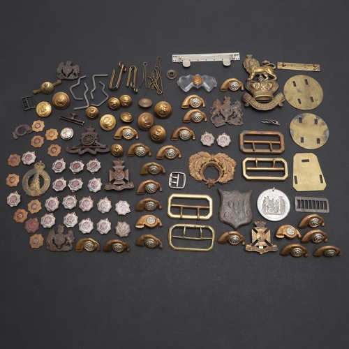 323 - A COLLECTION OF MILITARY BADGES BUTTONS AND SIMILAR ITEMS. A Victorian cap badge with lion above a Q... 