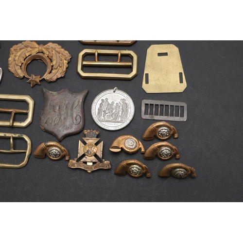 323 - A COLLECTION OF MILITARY BADGES BUTTONS AND SIMILAR ITEMS. A Victorian cap badge with lion above a Q... 