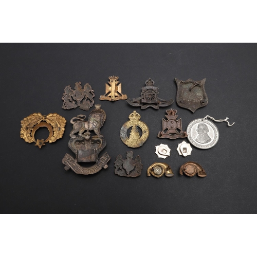 323 - A COLLECTION OF MILITARY BADGES BUTTONS AND SIMILAR ITEMS. A Victorian cap badge with lion above a Q... 