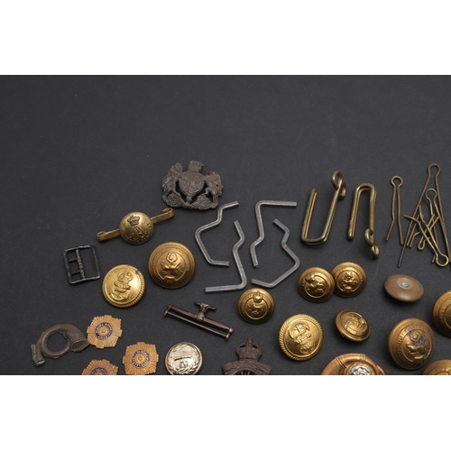 323 - A COLLECTION OF MILITARY BADGES BUTTONS AND SIMILAR ITEMS. A Victorian cap badge with lion above a Q... 