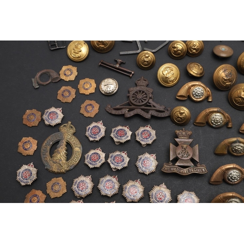 323 - A COLLECTION OF MILITARY BADGES BUTTONS AND SIMILAR ITEMS. A Victorian cap badge with lion above a Q... 