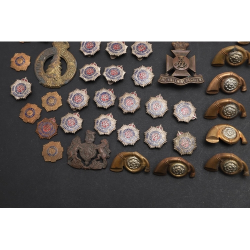 323 - A COLLECTION OF MILITARY BADGES BUTTONS AND SIMILAR ITEMS. A Victorian cap badge with lion above a Q... 