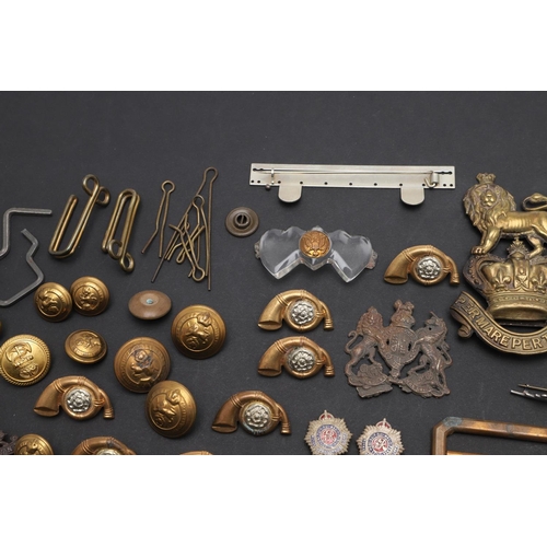 323 - A COLLECTION OF MILITARY BADGES BUTTONS AND SIMILAR ITEMS. A Victorian cap badge with lion above a Q... 