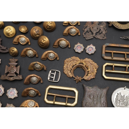 323 - A COLLECTION OF MILITARY BADGES BUTTONS AND SIMILAR ITEMS. A Victorian cap badge with lion above a Q... 