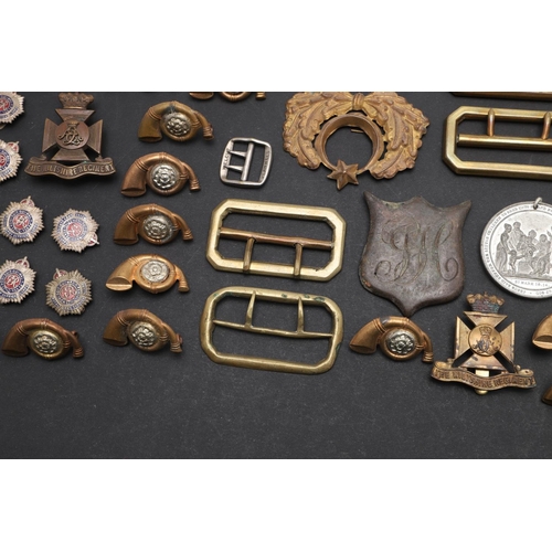 323 - A COLLECTION OF MILITARY BADGES BUTTONS AND SIMILAR ITEMS. A Victorian cap badge with lion above a Q... 