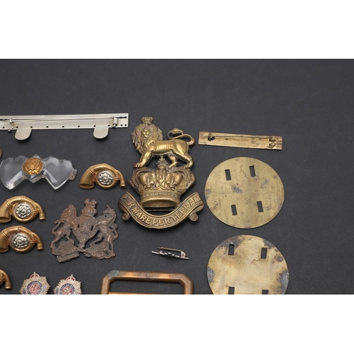 323 - A COLLECTION OF MILITARY BADGES BUTTONS AND SIMILAR ITEMS. A Victorian cap badge with lion above a Q... 