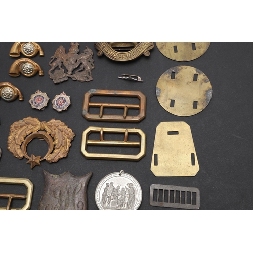 323 - A COLLECTION OF MILITARY BADGES BUTTONS AND SIMILAR ITEMS. A Victorian cap badge with lion above a Q... 