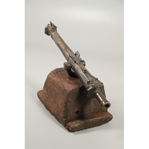 35 - A MALAYAN BRONZE SHIPS SWIVEL LANTAKA CANNON. A finely cast Lantaka type cannon with tapering barrel... 