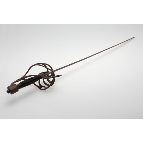 93 - A COPY OF A 17TH CENTURY GERMAN RAPIER. PROBABLY 19TH CNETURY. With a 89cm tapering blade with round... 