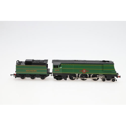 572 - WRENN BOXED 00 GAUGE LOCOMOTIVE - CANADIAN PACIFIC. A boxed W2290 Southern Bullied Canadian Pacific,... 