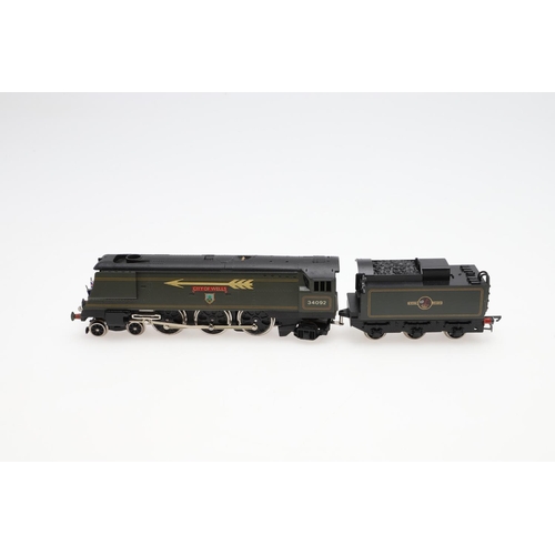 574 - WRENN BOXED 00 GAUGE LOCOMOTIVE - CITY OF WELLS. A boxed W2266/A Golden Arrow City of Wells locomoti... 