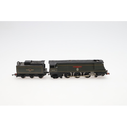 578 - WRENN BOXED 00 GAUGE LOCOMOTIVE - WINSTON CHURCHILL. A boxed W2265 Winston Churchill 4-6-2 BR Green ... 