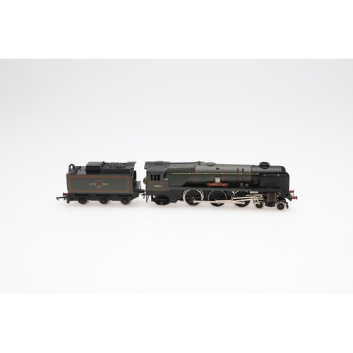 583 - WRENN BOXED 00 GAUGE LOCOMOTIVE - DARTMOOR. A boxed W2296 Rebuilt Green Bulleid locomotive 'Dartmoor... 