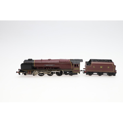 598 - WRENN BOXED 00 GAUGE LOCOMOTIVE - QUEEN ELIZABETH. A boxed W2285 LMS Queen Elizabeth locomotive in m... 