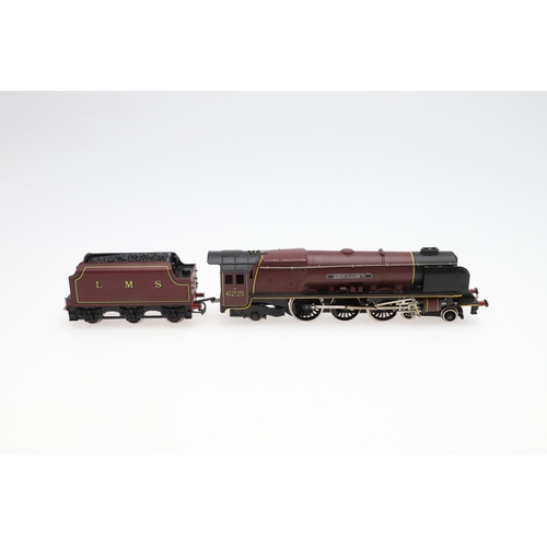 598 - WRENN BOXED 00 GAUGE LOCOMOTIVE - QUEEN ELIZABETH. A boxed W2285 LMS Queen Elizabeth locomotive in m... 