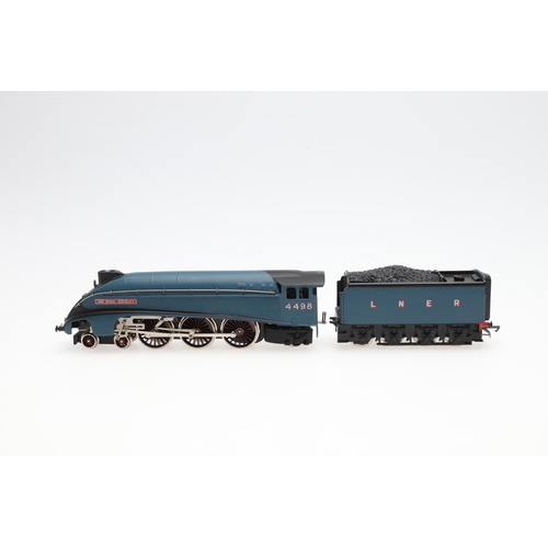 602 - WRENN BOXED 00 GAUGE RAILWAY LOCOMOTIVE - SIR NIGEL GRESLEY (5 POLE). A boxed W2212AM2 A4 Sir Nigel ... 