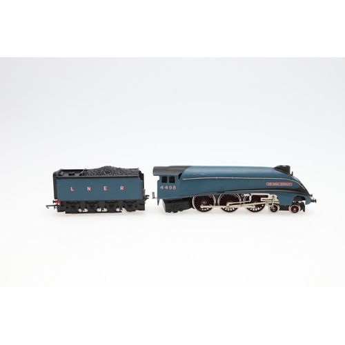 602 - WRENN BOXED 00 GAUGE RAILWAY LOCOMOTIVE - SIR NIGEL GRESLEY (5 POLE). A boxed W2212AM2 A4 Sir Nigel ... 