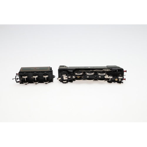 603 - WRENN BOXED 00 GAUGE RAILWAY LOCOMOTIVE - HURRICANE. A boxed W2275/5P 5 Pole Bulleid BR Green Hurric... 