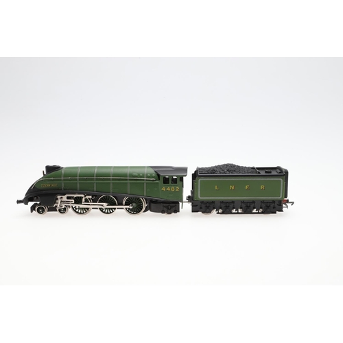 608 - WRENN BOXED 00 GAUGE LOCOMOTIVE - GOLDEN EAGLE. A boxed W2209 Class A4 LNER Golden Eagle locomotive,... 