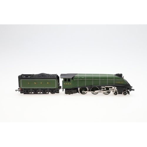 608 - WRENN BOXED 00 GAUGE LOCOMOTIVE - GOLDEN EAGLE. A boxed W2209 Class A4 LNER Golden Eagle locomotive,... 