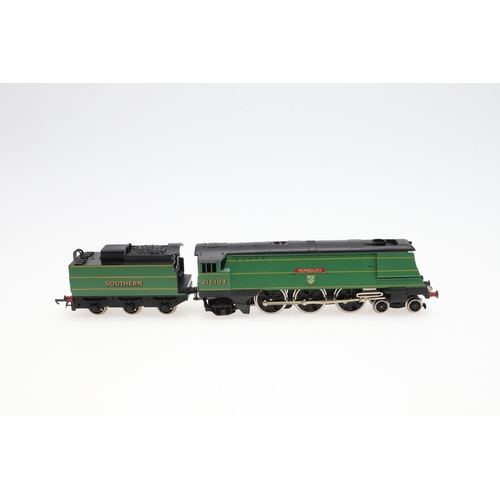 610 - WRENN BOXED 00 GAUGE LOCOMOTIVE - PLYMOUTH. A boxed W2266 Southern Railway locomotive 'Plymouth', 21... 