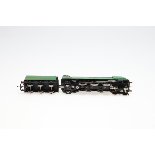 610 - WRENN BOXED 00 GAUGE LOCOMOTIVE - PLYMOUTH. A boxed W2266 Southern Railway locomotive 'Plymouth', 21... 