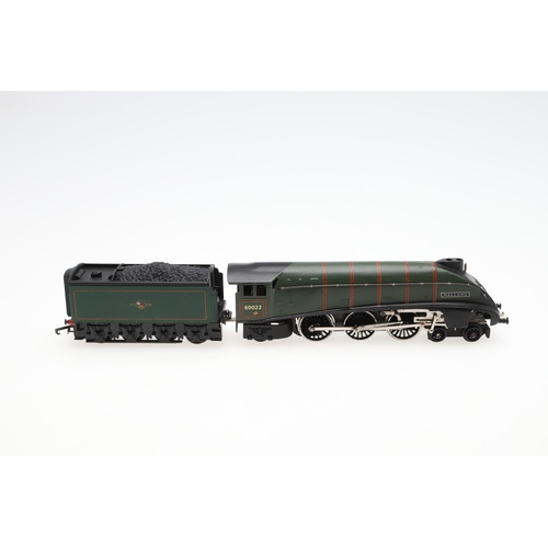 613 - WRENN BOXED 00 GAUGE LOCOMOTIVE - MALLARD. A boxed W2211 Mallard locomotive in BR green livery, 6002... 