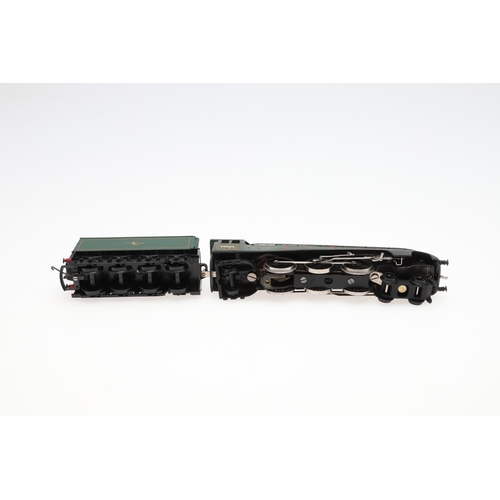 613 - WRENN BOXED 00 GAUGE LOCOMOTIVE - MALLARD. A boxed W2211 Mallard locomotive in BR green livery, 6002... 