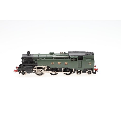 620 - WRENN BOXED 00 GAUGE LOCOMOTIVES. Three boxed locomotives including W2206 31340 Malachite Green tank... 