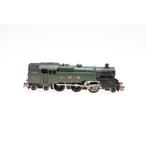 620 - WRENN BOXED 00 GAUGE LOCOMOTIVES. Three boxed locomotives including W2206 31340 Malachite Green tank... 