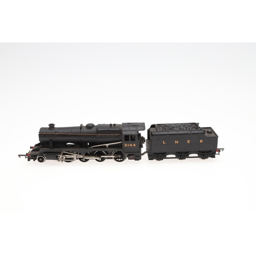 643 - WRENN BOXED 00 GAUGE LOCOMOTIVES. Including W2240 LNER 3144 locomotive, W2225 LMS Freight 8042, and ... 