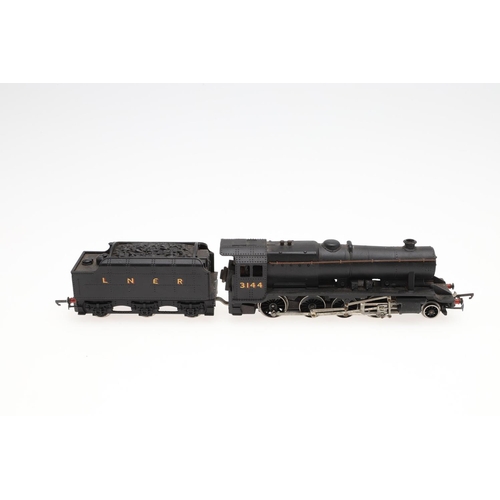 643 - WRENN BOXED 00 GAUGE LOCOMOTIVES. Including W2240 LNER 3144 locomotive, W2225 LMS Freight 8042, and ... 