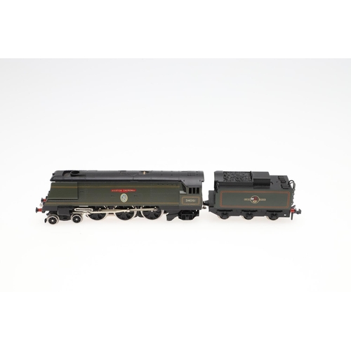 644 - WRENN BOXED 00 GAUGE LOCOMOTIVE - WINSTON CHURCHILL. A boxed W2265 Winston Churchill BR Green 34051 ... 