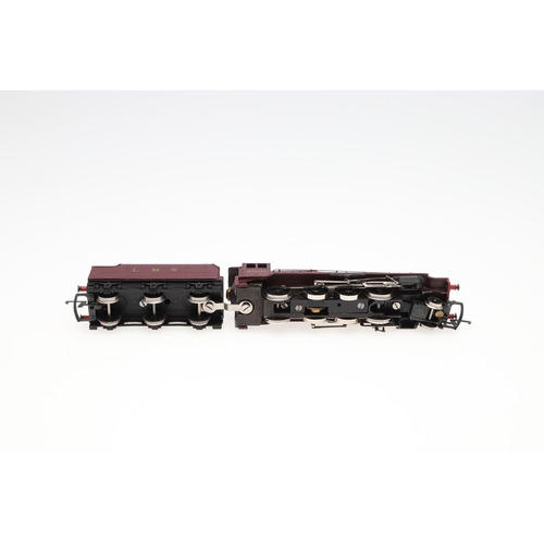 645 - WRENN BOXED 00 GAUGE LOCOMOTIVE - FREIGHT 8016. A rare W2272 LMS Freight 8016 locomotive, approx 270... 