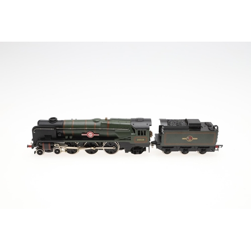 647 - WRENN BOXED 00 GAUGE BOXED LOCOMOTIVES - CLAN LINE. Two boxed W2238 Clanline BR Green 35028 locomoti... 