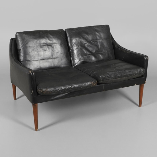 670 - HANS OLSEN - DANISH MID CENTURY TWO SEATER LEATHER SOFA. Model 800 and designed by Hans Olsen for C ... 