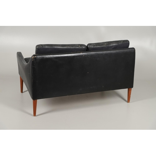 670 - HANS OLSEN - DANISH MID CENTURY TWO SEATER LEATHER SOFA. Model 800 and designed by Hans Olsen for C ... 