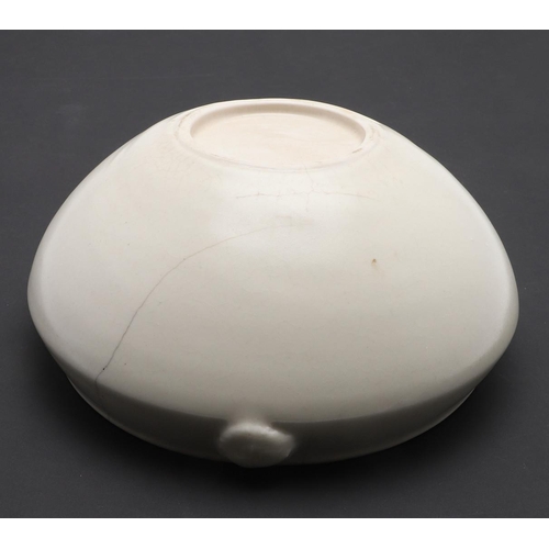 703 - EDMUND DE WAAL (B 1964) - LARGE PORCELAIN BOWL. (d) An early large porcelain bowl of tapering form, ... 