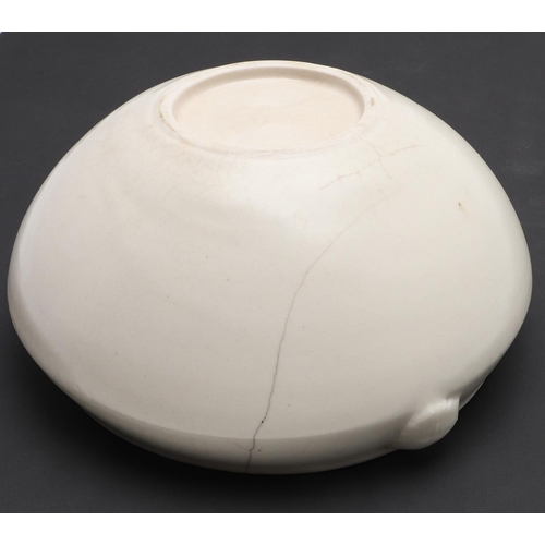 703 - EDMUND DE WAAL (B 1964) - LARGE PORCELAIN BOWL. (d) An early large porcelain bowl of tapering form, ... 