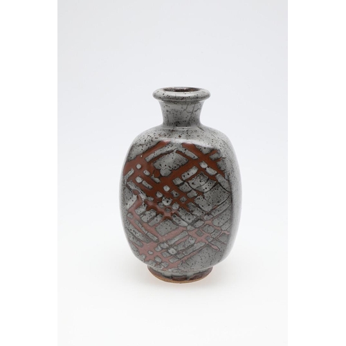 707 - JOHN LEACH (1939-2021) - STUDIO POTTERY VASE & BOWLS. A mixed lot including a bottle shaped vase wit... 