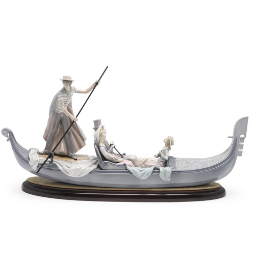 732 - FRANCISCO CATALÃ. LLADRO - LARGE FIGURAL GROUP 'IN THE GONDOLA'. Designed by Francisco Catala, Issu... 